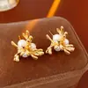 Brincos de Flor Metálica com Pérolas Agulha de Prata Europeus e Americanos, Elegantes e de Alto Padrão, Brincos Versáteis, Brincos Personalizados de Estilo Cool Atacado