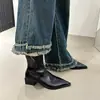Nova coleção outono/inverno 2026: botas femininas de bico fino para tornozelo, botas de salto grosso, botas de ajuste justo, botas de salto alto e botas estilo Dr. Martens