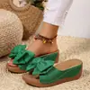 Chinelos de Salto Anabela com Solado Grosso para Mulheres, Verão 2026, Comércio Exterior, Chinelos Cross-Border de Tamanho Grande com Tiras Largas Peep-Toe com Decoração Floral
