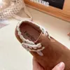Sapatos Birkenstock para Meninas 2026 Novo Modelo Sapatos Infantis Solado Macio Sapatos de Couro Primavera e Outono Sapatos de Princesa para Bebês Estilo Coreano Modernos para Meninas Pequenas