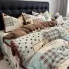 Juego de ropa de cama de cuatro piezas de leche de alto gramaje, juego de funda de edredón cálida de doble cara de coral con pompón para invierno.