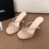 Sandalias de tacón alto para mujer para uso en exteriores, nicho de lujo ligero, nuevo estilo de verano 2026, zapatos de mujer de alta gama con un ambiente sofisticado de resort