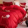 Juego de cuatro piezas bordado jacquard de alta gama para boda, algodón puro, sábana de cama roja brillante para boda, funda de edredón, faldón de cama de boda, juego de cuatro piezas de sábana bajera