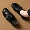 Sapatilhas macias de couro da moda para mulheres, coleção 2026, bico redondo, salto grosso, novo estilo outono, inspiração britânica, versátil para o trabalho e o dia a dia, sapatos pequenos de couro para mulheres
