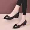 Couro macio, sola macia, sapatos femininos de corte baixo, novo modelo outono 2026, salto baixo, versáteis, fivela quadrada, sapatos de mãe, bico fino, sapatos de trabalho