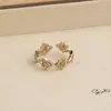 Anillo retro floral en tono café dorado, una pieza lujosa y única con un aire de alta gama, diseñado para apilar, con un borde de encaje, y perfecto para el dedo índice, ofreciendo un estilo moderno e individual