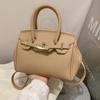 Bolso de diseño de nicho para mujer, novedad de verano de 2025, moderno bolso de platino, bolso de hombro con detalles a juego, bolso cruzado.