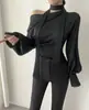 Elegante blusa satinada ajustada con escote halter Bardot y diseño de cinta, top sexy de manga larga Bardot para Primavera/Otoño 2026