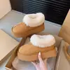 Botas de neve curtas da moda para mulheres, sapatos de pelúcia grossos com forro de fleece para o inverno, novo estilo 2026, sola grossa, quentes, calce fácil, sapatos de algodão