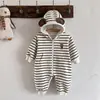 Nuevo y elegante mono de rayas para niños, atuendo de otoño infantil, mameluco con cremallera, mameluco con capucha y mangas largas para bebés niños, moderno