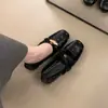 Primeiro Encontro com os Sapatos Mary Jane de Camélia com Rebites e Bico Quadrado da Nova Temporada 2026 com Aumento Oculto de Altura e Design de Laço para Pessoas Baixinhas