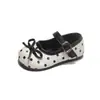 Sapatos de Couro para Meninas 2026 Novo Estilo Tendência da Moda Sapatos para Crianças Médias e Grandes Sapatos Baixos de Uma Sola Sapatos de Bolinhas Princesa Sapatos Mary Jane