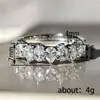 La banda de medio anillo de diamante en forma de pera dulce de Cao Shi con un diseño de arco de lágrima es un anillo brillante y versátil para el uso diario