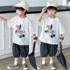 Conjunto de Manga Curta para Meninos 2026 Nova Moda de Verão Estiloso Calções Listrados para Menino Roupas Infantis Casuais Descoladas Tendência