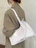 Bolso de hombro de moda estilo vintage con diseño europeo y americano, bolso de hombro tachonado, bolso de mano único estilo motocicleta, bolso de axila