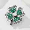 Broche de Trevo de Quatro Folhas da Sorte de Luxo de Nicho Feito de Liga de Cobre com Zircônia Microincrustada e Pérola de Água Doce, Acessório Versátil para Roupas Diárias