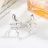 Pendientes de clip para orejas con forma de serpiente para niñas sin perforaciones, pendientes de diseño de nicho para otoño e invierno, accesorios para orejas de diseño minimalista estilo europeo y americano de comercio exterior