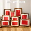 Novo Estilo Chinês Moldura de Madeira para Foto Display de Mesa Moldura para Montagem de Caligrafia Múltiplas Especificações Moldura de Mesa com Fundo Vermelho Festivo e Salpicos Dourados