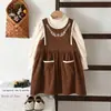 Conjunto de Macacão Saia de Veludo Cotelê Retrô para Meninas Conjunto de Duas Peças Roupa de Outono Flores Bordadas Gola Meia-Alta Camada Base Conjunto de Saia para Bebês Meninas