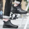 Botas de lluvia impermeables y antideslizantes, engrosadas y duraderas, diseño de caña corta, modernas, cálidas, con suelas gruesas, estilo para hombre, forradas de polar, botas de pesca ligeras
