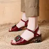 Comercio exterior transfronterizo verano nuevo elegante versátil hebilla cuadrada de pedrería una correa tacón grueso temperamento femenino casual sandalias de punta abierta