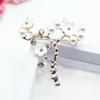 Novo Taobao mais vendido simples e elegante vermelho e branco imitação concha flor broche personalidade corsage pin uma geração de cabelo mulheres