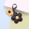 Nuevo Colgante Colgante de Flor de Color Contrastante de Cuero Transfronterizo para Bolso de Mujer Llavero Creativo de PU de Girasol de Cinco Pétalos Correa