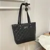 2025 Nova Moda Cor Sólida Bordado Acolchoado Costura Grande Capacidade Bolsa de Ombro Bolsa Tote para o Dia a Dia Bolsa de Mão para Mulheres