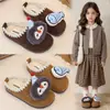 Diadema y Pantuflas Lindas de Dibujos Animados de Pingüino y Pececito Estilo Coreano para Niños 2026 Otoño/Invierno Nuevas Pantuflas de Algodón con Felpa para Exteriores para Niñas