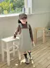Nova Roupa Infantil Estilo Coreano Outono 2026: Vestido Estiloso de Suspensório para Meninas, Vestido Longo de Manga Longa Slim-Fit com Estampa de Leopardo