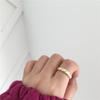 Anillo Retorcido de Metal Mate con un Estilo Discreto y Único de Dongdaemun, Corea del Sur
