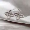 Brincos Exquisitos e Luxuosos de Trevo de Quatro Folhas Vazado Cravejados de Diamantes, Design Elegante e Estiloso, Moda de Nicho, Joia Simples para Orelha