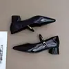 Zapatos de mujer de tacón grueso con punta fina y estilo francés en color marrón, nuevos de primavera y otoño 2026, zapatos Mary Jane bajos vintage con correa metálica
