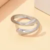 Accesorios de Acero de Titanio Anillo Personalizado para Mujer Diseño de Manos Abrazándose Suave Nicho Anillo Abierto Joyería Hidráulica de Acero Inoxidable