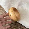 Pulsera Cerrada de Madera Estrella Retro Lujo Ligero Moda de Gama Alta Exquisito Anillo de Mano Personalidad Versátil Temperamento Joyería de Mano para Mujeres