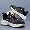 Sapatos Masculinos 2026 Novo Modelo Leve Respirável Versátil Esportivo Casual Vazado Antiderrapante Sapatos de Pai Sapatos de Estudante para Homens