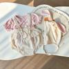 Novo Conjunto de Duas Peças Estilo Princesa Versão Coreana Doce e Super Fofo de Coelhinho para Sessões de Fotos ao Ar Livre, com Capuz e Suspensórios, Popular