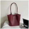 Bolso con patrón tejido muy elegante, nuevo bolso de hombro de moda para ir al trabajo de principios de otoño de 2026, bolso tote tipo cubo chic vintage