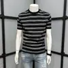 Camiseta de Manga Corta con Cuello Redondo y Rayas Estilo Americano Clásico para Hombre 2025 Nueva Tendencia de Verano Holgada Casual Europea de Media Manga