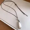 Collar con cordón de cuero de estilo minimalista coreano y colgante ovalado, sensación de lujo ligero y alta gama, cadena para la clavícula, accesorio simple, moderno y versátil