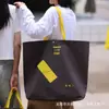 Bolsa tote de TNT cor de café, formato de meia-lua, com impressão personalizada de publicidade para lojas de roupas, uma sacola de presente comercial e ecológica