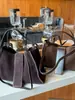 Bolso de Mano Estilo Retro para Mujer 2025 Nuevo Estilo Bolso Tote Simple de Gran Capacidad Versátil Bolso de Hombro Axila Moderno