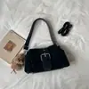 Bolso de axila de diseño nicho estilo coreano transfronterizo inspirado en motocicletas para mujer, con una elegante hebilla de cinturón, adecuado para ir al trabajo y se puede llevar como bolso de hombro o bolso cruzado.