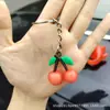 Llavero Colgante de Fruta Cambia Color de Descompresión Simulado para Mochila Estudiantil Llave Colgante que Cambia de Color UV Fresa Sandía