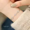 Pulsera de Plata S925 Minimalista con Trébol de Cuatro Hojas Incrustado de Circonita para Mujer, Diseño Hueco, Moda Deslumbrante, Joyería Única y de Alta Gama