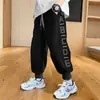 Pantalones de chándal para niño Primavera y Otoño 2025 Nuevo Estilo para Niños Mayores, Pantalones Largos Deportivos Modernos y con Estilo, Pantalones de Moda de Otoño