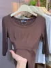 Nuevo estilo de otoño para mujer, elegante y adelgazante, camiseta de canalé de manga media de moda con cuello en U bajo y diseño en el hombro derecho, perfecta como capa interior.