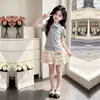 2026 Verano Nuevo Conjunto de Dos Piezas para Niñas con Camiseta Polo a Rayas Patchwork de Manga Corta y Falda de Pastel de Osito Dulce Moderno
