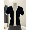 Top Feminino de Malha Costurada com Zíper Duplo de Lã para o Verão 2026, Manga Curta, Cor Blocada, Decote V, Luxo Leve de Alta Qualidade