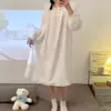 Conjunto de pijama feminino espesso, quente e estiloso para outono e inverno, apresentando um cardigã de pelúcia de manga longa e um conjunto casual simples para ficar em casa.